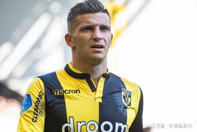 同时她通过 同时她通过